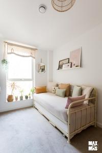 Cama en habitación con ventana en Charming 2-Bed with private balcony & free parking, en Dagenham