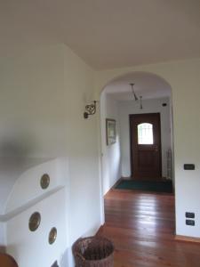 una stanza vuota con una porta e un pavimento in legno di Villa Cleila Verde B a San Vito di Cadore