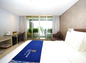 ジンバランにあるPlatinum Hotel Jimbaran Beach Baliのベッドとデスクが備わるホテルルームです。