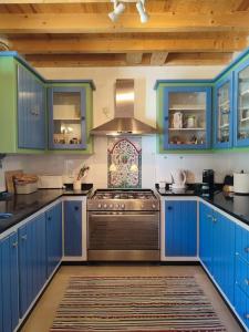 Η κουζίνα ή μικρή κουζίνα στο Tomara House Country Getaway