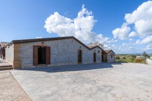 a large white building with a large driveway at Casa Furore in Pachino