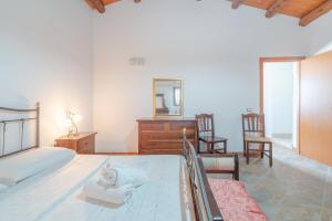 a bedroom with a bed and a dresser and a mirror at Casa Furore in Pachino