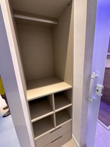 a closet with empty shelves in a room at Apartamento lindo e completo em Salvador in Salvador