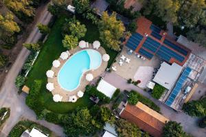 una vista aérea de una piscina en un patio en Kampaoh Flumendosa en Santa Margherita di Pula