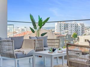 um pátio com cadeiras e uma mesa na varanda em Sanders Crystal 2 em Limassol