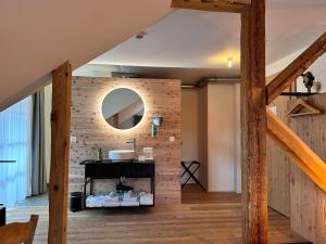 łazienka z lustrem na murze. w obiekcie Gerhardhof - Zimmer Glamping Camping w mieście Wildermieming