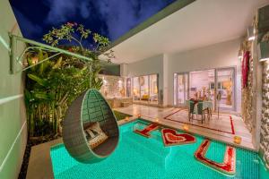 Bali Cosy Villa Adults Only في ليغِيان: منزل به مسبح مع أرجوحة