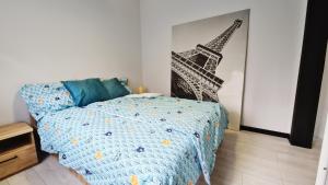a bedroom with a bed and a picture of the eiffel tower at Lokum z ogrodem in Płock