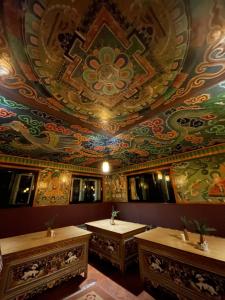 Ein Restaurant oder anderes Speiselokal in der Unterkunft Mountain Lodges of Nepal - Lukla 