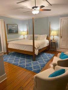 1 dormitorio con cama y alfombra azul en Spouter Inn Bed & Breakfast en Lincolnville