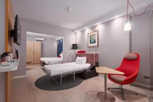 TV a/nebo společenská místnost v ubytování Holiday Inn Express - Malta by IHG