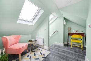 チズルハーストにあるLovely 3-bedroom 2 bath duplex flat in SE Londonのリビングルーム(椅子、デスク付)