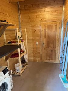 a room in a log cabin with a door at Luxe en ruim chalet met airco bij Leekstermeer in Matsloot