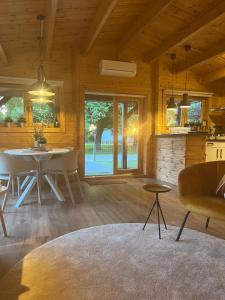 a kitchen and dining room with a table and chairs at Luxe en ruim chalet met airco bij Leekstermeer in Matsloot
