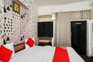 Un dormitorio con una cama con almohadas rojas. en Flagship Hotel Big Vine, en Jaipur