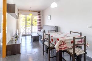 eine Küche und ein Esszimmer mit einem Tisch und Stühlen in der Unterkunft Cau del Llop 691 Apto con piscina comunitario in Llança