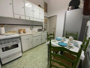 una cocina con una mesa con placas azules. en Lovely House with Private Carport & Shady Veranda, en Atenas