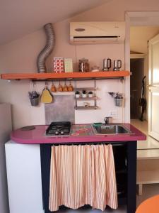 una cucina con piano di lavoro e lavandino di Residence S.Cristina a Carmignano