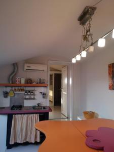 una cucina con tavolo in legno in una camera di Residence S.Cristina a Carmignano