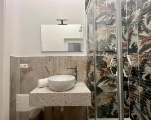 クロトーネにあるAFFITTACAMERE IL TEATROのバスルーム(洗面台、鏡付)