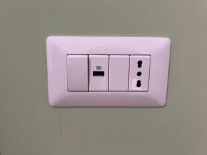 um interruptor de luz branco numa parede em AFFITTACAMERE IL TEATRO em Crotone