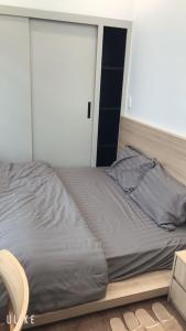 a large bed in a bedroom with a door at GEM II APARTMENTS in Xóm Niêm