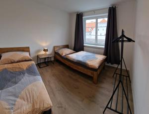 1 dormitorio con 2 camas y ventana en Vermietung D&S en Kapfenberg