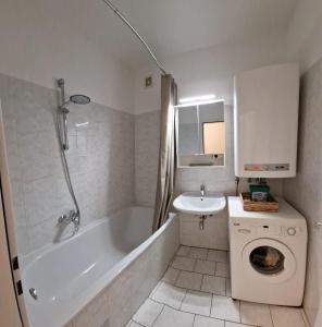 uma casa de banho com uma banheira, um WC e um lavatório. em Vermietung D&S em Kapfenberg