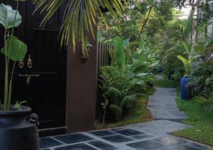 Taman di luar Red Thread Morjim