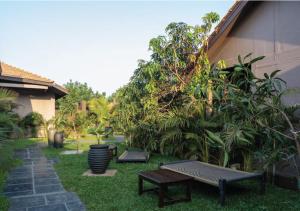 Taman di luar Red Thread Morjim