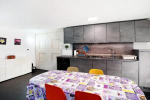 O bucătărie sau chicinetă la Appartamento in Villa 1