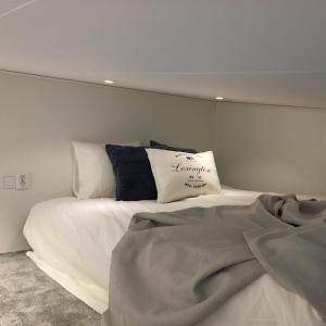 una camera da letto con un letto bianco e un cuscino sopra di Paradise House a Motala