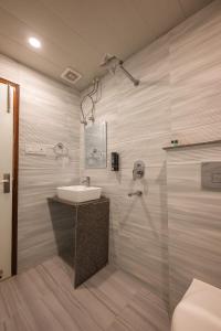 Phòng tắm tại Moody moon I Kasauli I Amazing Homestay