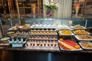 Mercure Jeddah Al Hamraa Hotel في جدة: بوفيه مفتوح مليء بأنواع مختلفة من الطعام المعروض