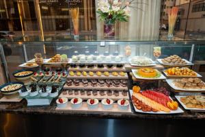 ein Buffet mit verschiedenen angebotenen Speisen in der Unterkunft Mercure Jeddah Al Hamraa Hotel in Dschidda