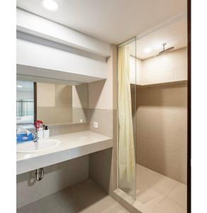 uma casa de banho com um lavatório e um espelho em Time Suit Cozy loft with WiFi and pool em Klapadua