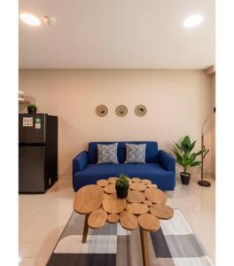 uma sala de estar com um sofá azul e uma mesa em Time Suit Cozy loft with WiFi and pool em Klapadua