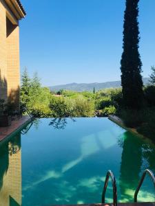 ein Schwimmbad in der Mitte eines Hauses in der Unterkunft Architect Villa with Infinity Pool near Beach&Golf in Santa Cristina d'Aro