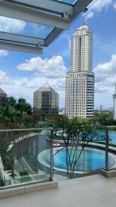vista para uma cidade com piscina e edifícios em Time Suit Cozy loft with WiFi and pool em Klapadua