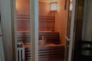 ヘームスケルクにあるB&B De BonAparteのクローゼット(木製の棚付)が備わる客室です。