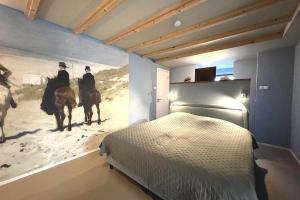 una camera da letto con un dipinto di uomini che cavalcano cavalli di B&B De BonAparte a Heemskerk