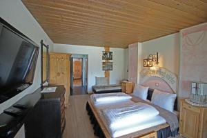 Televízia a/alebo spoločenská miestnosť v ubytovaní Alp Art Hotel Götzens