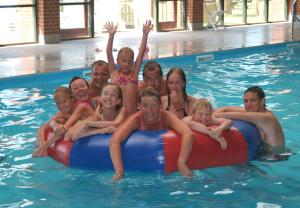 Un groupe de personnes dans l'eau sur un pneumatique dans l'établissement Frederikshavn Nordstrand Camping & Cottages, à Frederikshavn