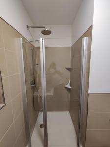 um chuveiro com uma porta de vidro na casa de banho em Waterbed Barth em Barth