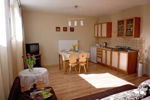 a kitchen and living room with a table and chairs at Słoneczne Wzgórze in Szczawnica