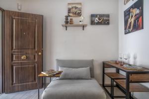 a living room with a chair and a table at El rincón de la Chiquita & Parking in Córdoba