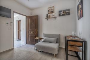 a living room with a chair and a table at El rincón de la Chiquita & Parking in Córdoba