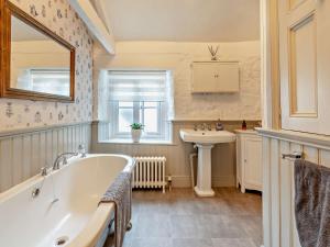 Ένα μπάνιο στο 4 Bed in Torquay 94002 +17 φωτογραφίες