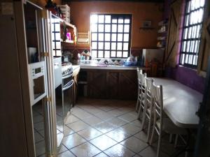 Barranca的住宿－QUINTA CARLOTITA，一间厨房,里面配有桌椅