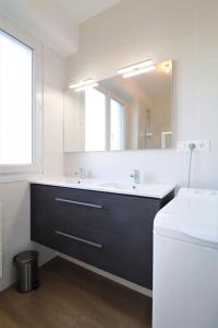 A bathroom at Le Gwened - Centre Vannes - Balcon - Parking